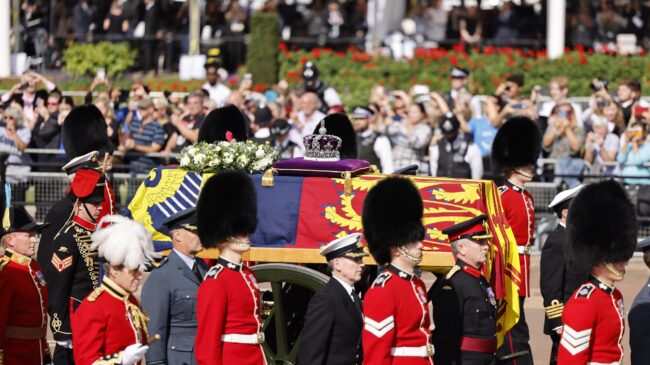 El féretro de Isabel II se instala en Westminster para la capilla ardiente y el funeral del próximo lunes