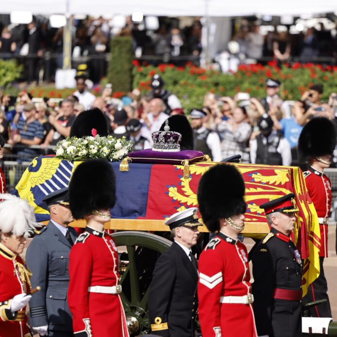 El féretro de Isabel II se instala en Westminster para la capilla ardiente y el funeral del próximo lunes