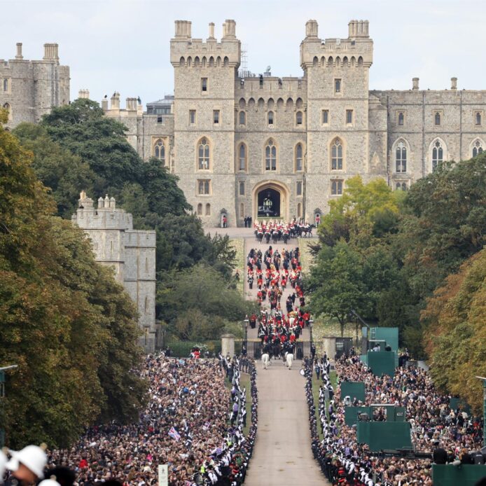 El féretro de la reina Isabel II ya descansa en Windsor