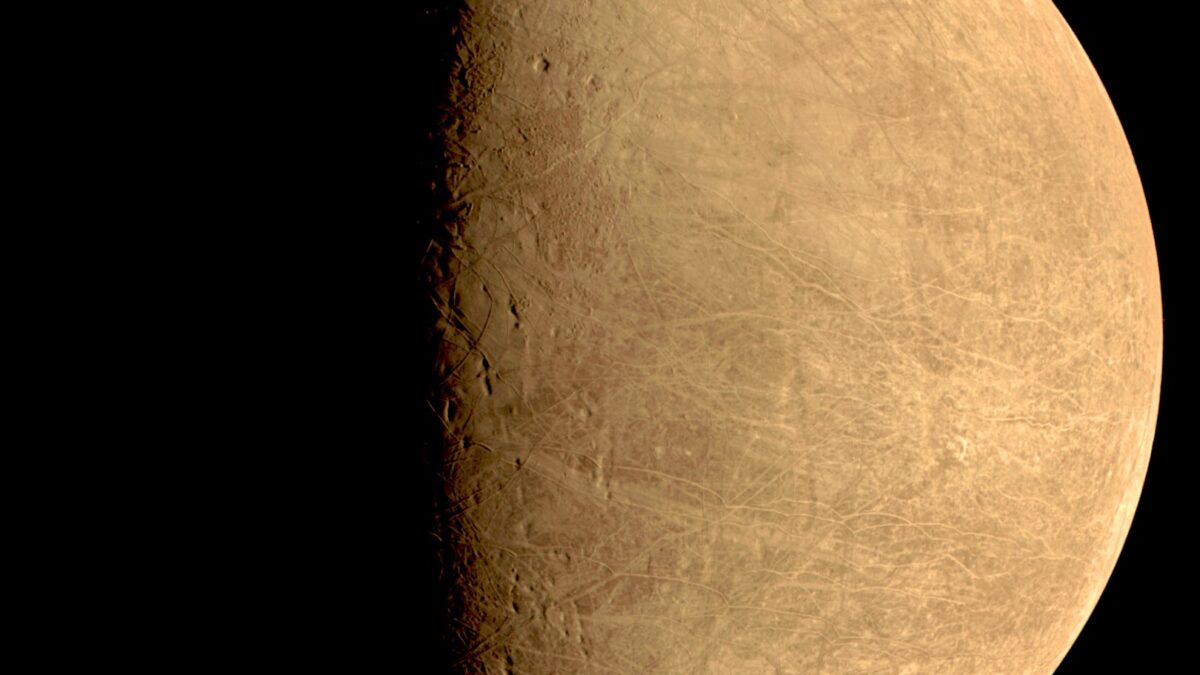 La nave espacial Juno comparte una imagen de su máxima aproximación a la luna Europa