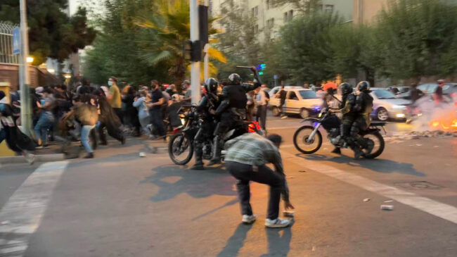 Una ONG denuncia el uso de munición real en las protestas en Irán y eleva a 76 los muertos