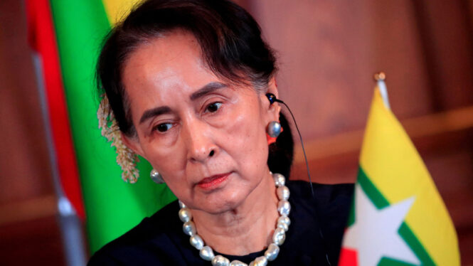 La líder civil birmana Aung San Suu Kyi, condenada a tres años más de cárcel