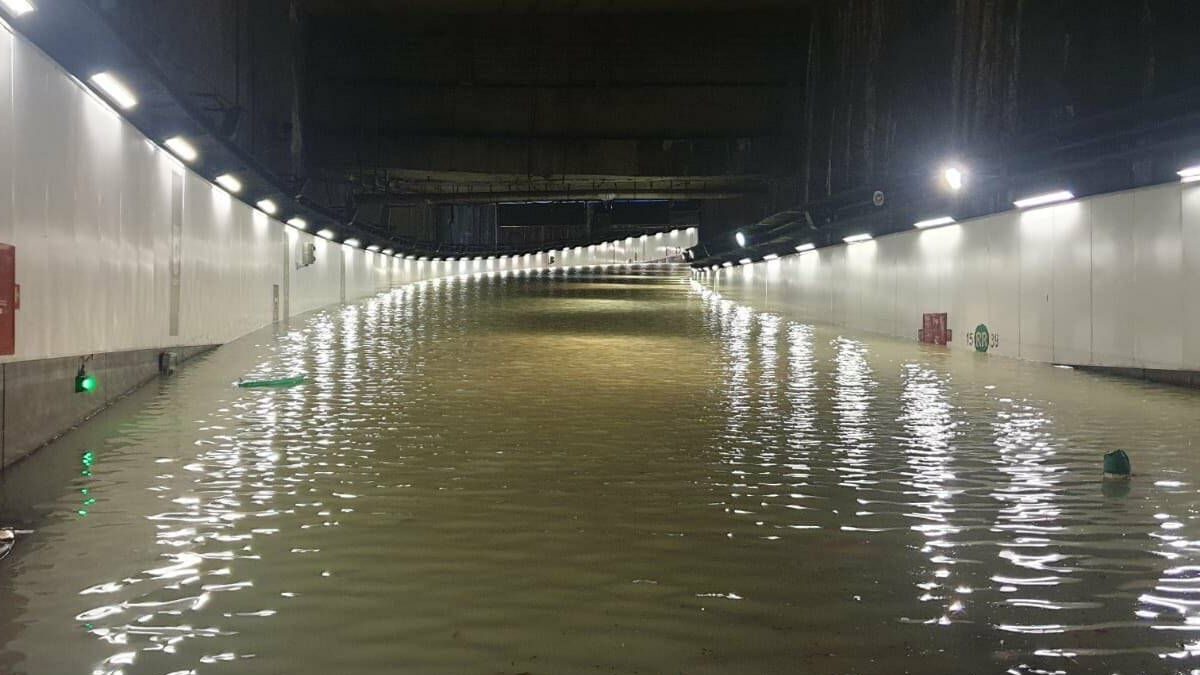 (VÍDEO) La rotura de una tubería en Madrid colapsa el tráfico tras provocar inundaciones que afectan a la M-30