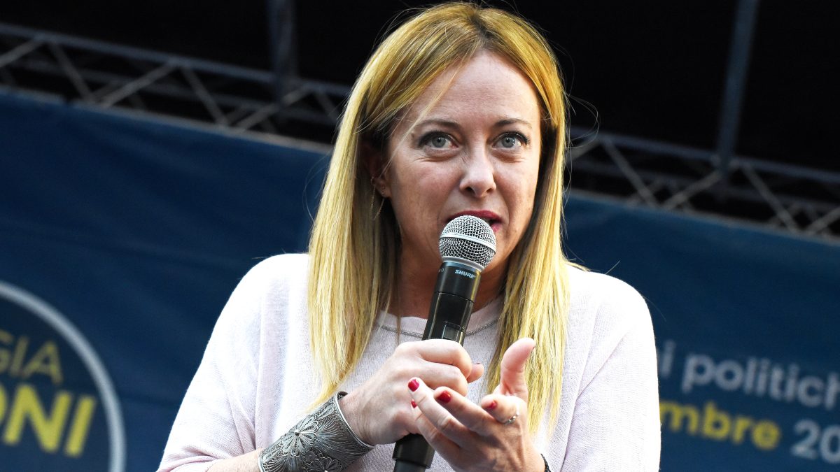 Giorgia Meloni en un acto electoral en Casert, donde habló de políticas para apoyar a las familias e industrias italianas.