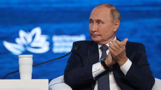 Más de 80 concejales de toda Rusia piden la dimisión de Putin por "alta traición"