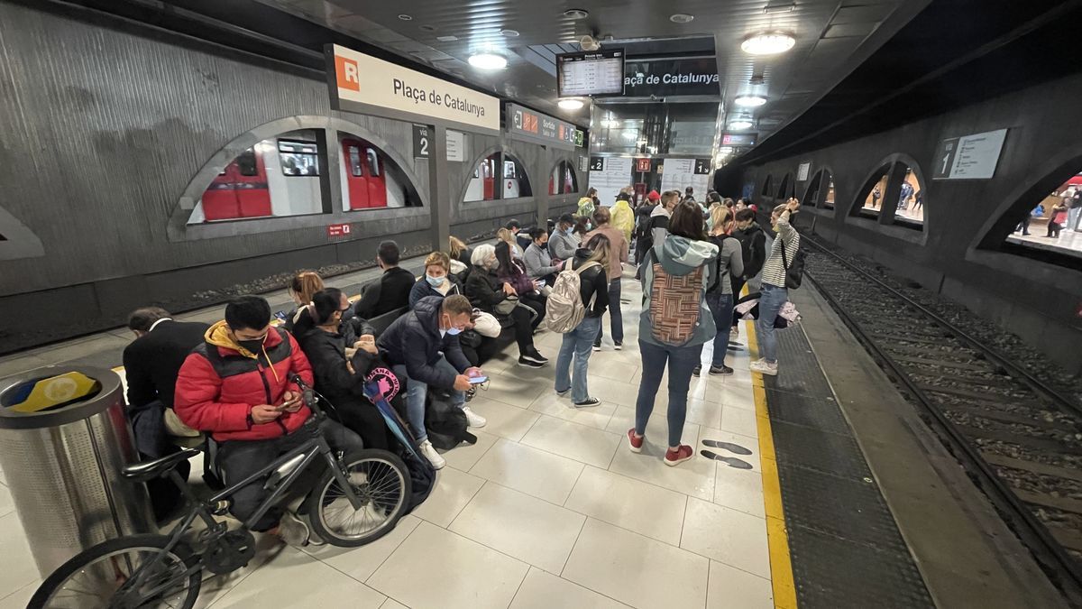 Los trenes recuperan la circulación en Cataluña tras ser suspendidos por una avería de Adif