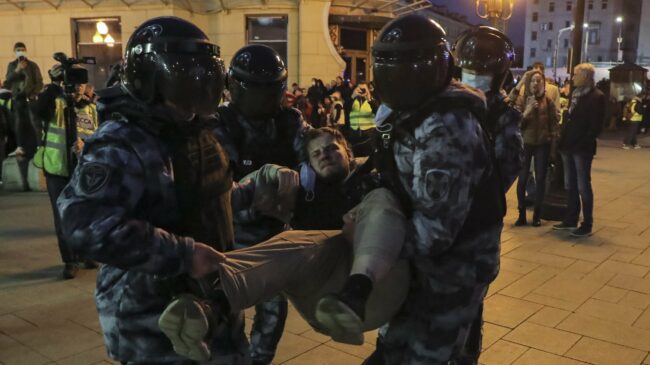 (VÍDEO) Casi 1.400 detenidos en Rusia por las protestas contra la movilización anunciada por Putin