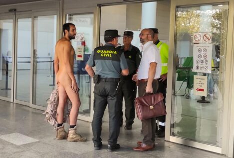 Un hombre intenta acceder desnudo a un juicio por exhibicionismo en Valencia