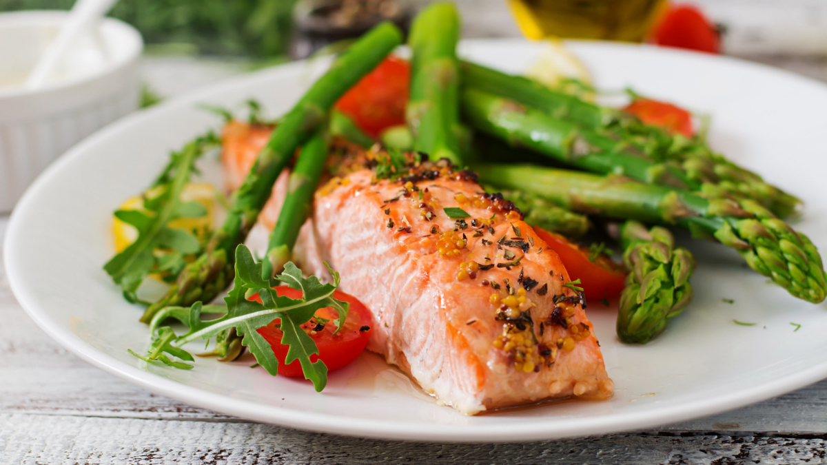 Un plato de salmón al horno con espárragos verdes para perder peso