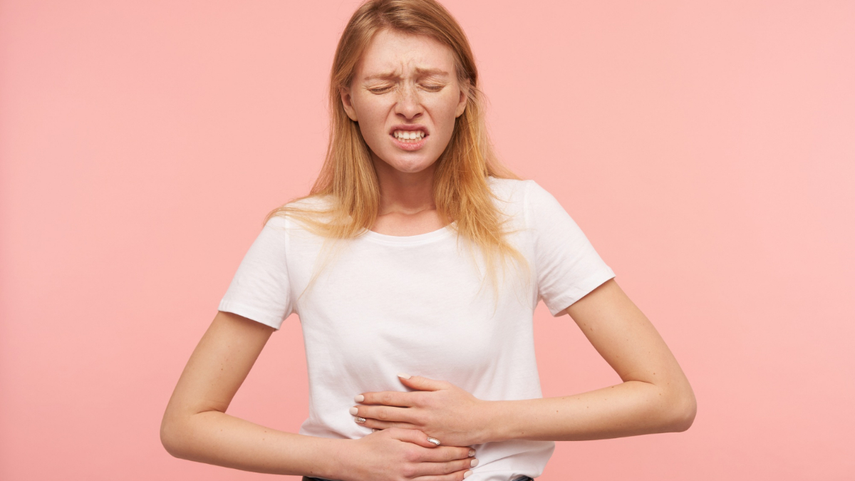 Una mujer se queja de dolor de estómago. 