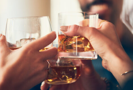 Cómo saber si tienes un problema con el alcohol: las diez señales que lo revelan