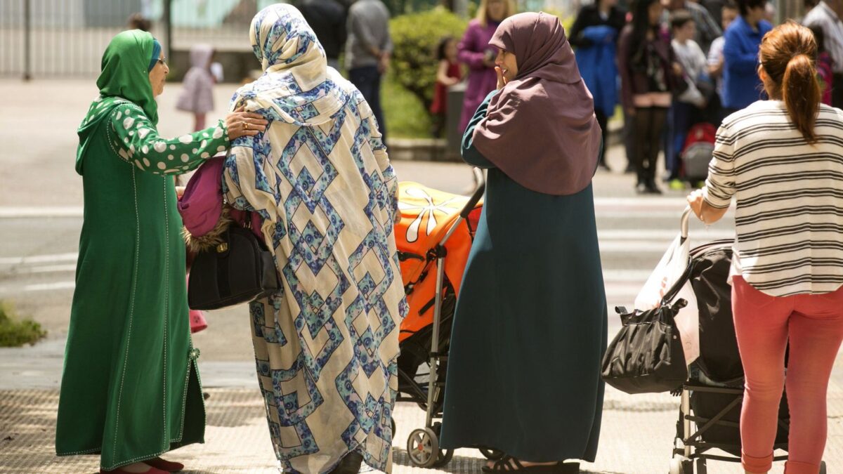 El 65% de los marroquíes está a favor de la obligatoriedad del velo, según una encuesta