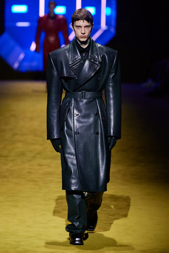 Modelo de Prada con abrigo de cuero negro