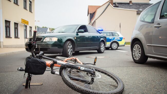(VÍDEO) La conducción temeraria de un ciclista al intentar adelantar a un coche: acaba atropellado y con una multa