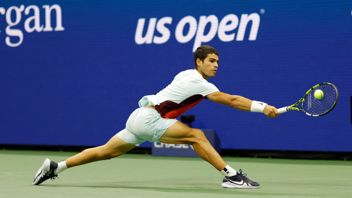 Un épico Alcaraz supera a un imponente Sinner para avanzar a las semifinales del US Open