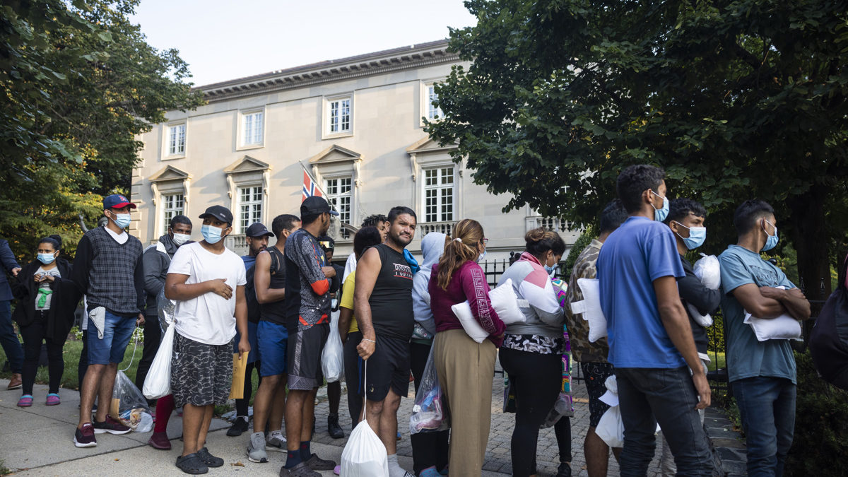 Texas manda varios autobuses con un centenar de inmigrantes a la residencia de Kamala Harris