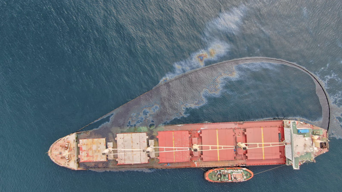 El barco varado frente a Gibraltar ya está vacío de combustible y aceite