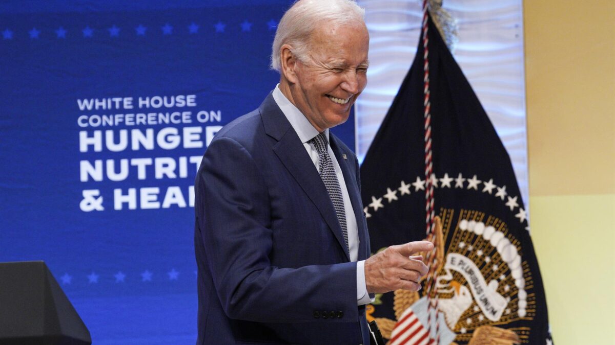 (VÍDEO) Nueva confusión de Biden: busca en un acto a una congresista republicana muerta