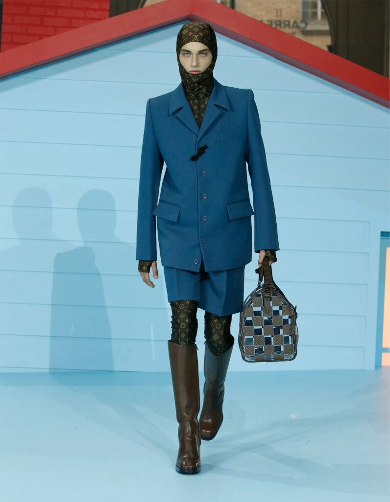 Modelo con botas altas en el desfile de Louis Vuitton