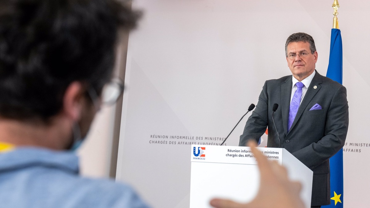 Bruselas aplaca las demandas de Reino Unido con una posible «frontera comercial» blanda