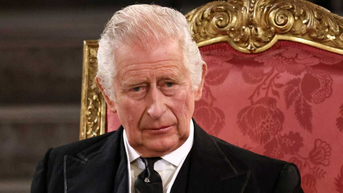 Carlos III despide a decenas de empleados al convertirse en rey: «Todo el mundo está furioso»