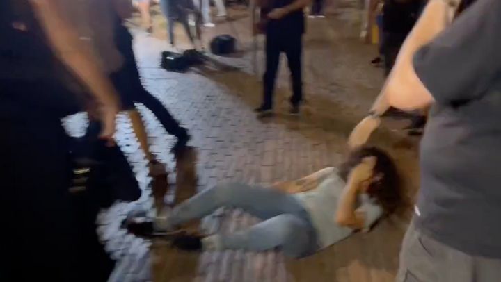 (VÍDEO) Agreden a una periodista de RTVE durante la cobertura de la Diada en Cataluña