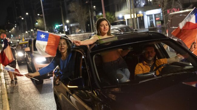 (VÍDEO) Los chilenos salen a la calle para celebrar el 'no': "¡Quien no salte es comunista!"