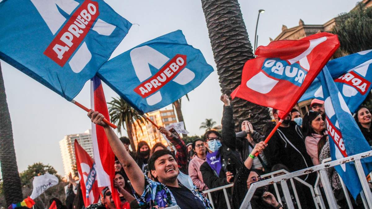 Los chilenos afrontan divididos la votación que puede derogar su Constitución