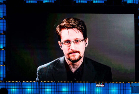 Vladimir Putin concede la ciudadanía rusa a Edward Snowden