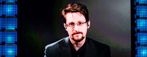 Vladimir Putin concede la ciudadanía rusa a Edward Snowden