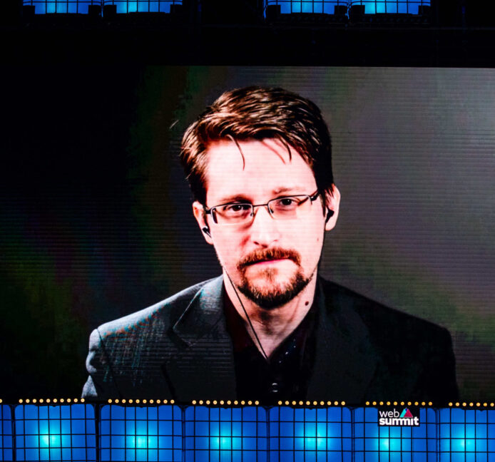 Vladimir Putin concede la ciudadanía rusa a Edward Snowden