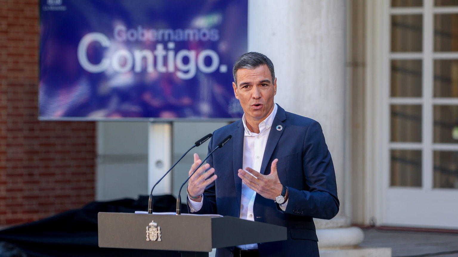 Sánchez pide a la patronal «arrimar el hombro» y acusa a Feijóo de aliarse con las eléctricas