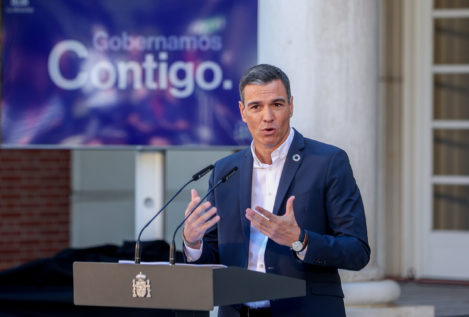 Sánchez pide a la patronal «arrimar el hombro» y acusa a Feijóo de aliarse con las eléctricas