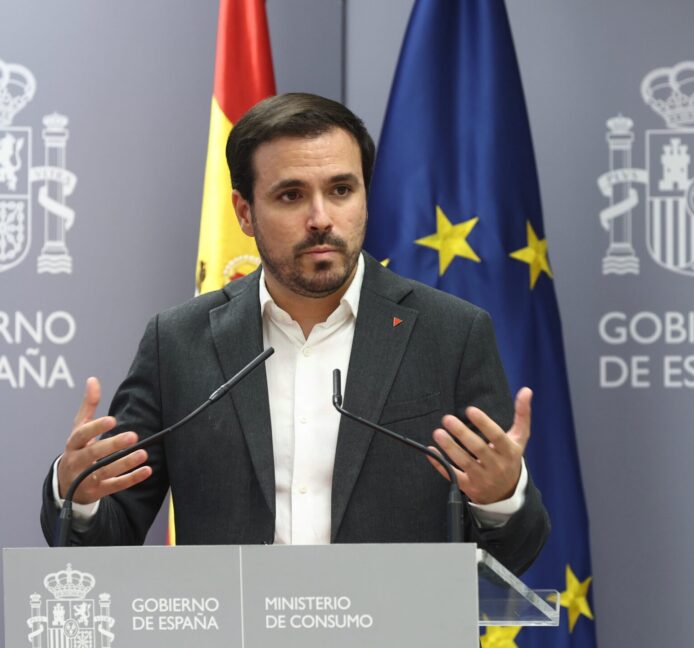 Alberto Garzón reparte 8,7 millones de euros entre ocho asociaciones de consumidores