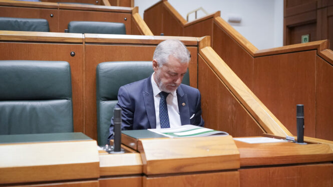 Urkullu adeuda 90.000 euros a los funcionarios de prisiones llegados de otras comunidades