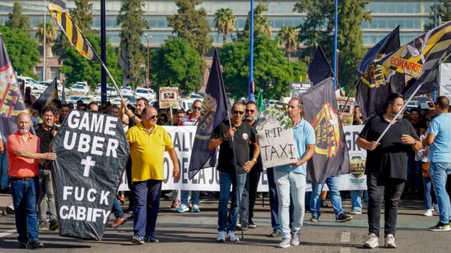 Conductores de VTC denuncian agresiones de taxistas en Sevilla y Málaga