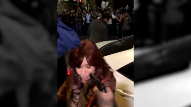 (VÍDEO) Un hombre apunta con una pistola a Cristina Fernández tras ser acusada de corrupción