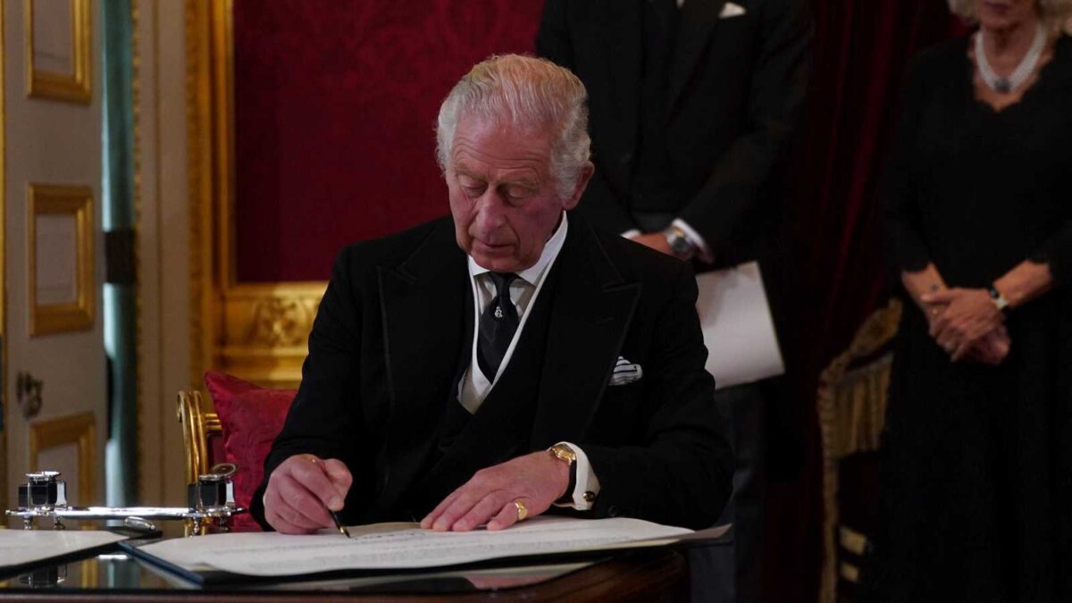 (VÍDEO) El comentado gesto de Carlos III en su proclamación que no ha dejado indiferente a nadie