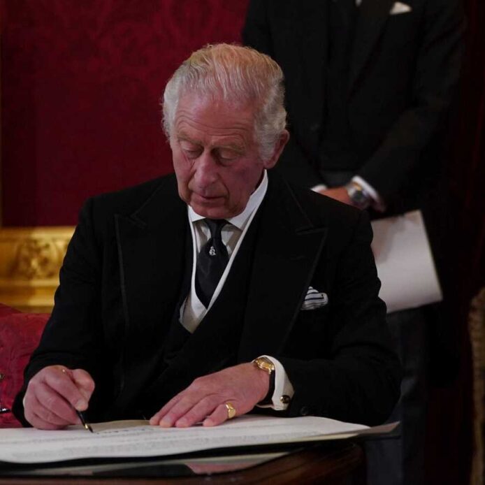 (VÍDEO) El comentado gesto de Carlos III en su proclamación que no ha dejado indiferente a nadie