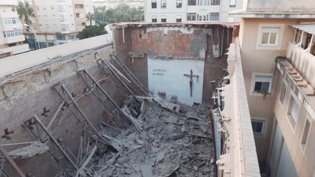 Cae el techo de la Iglesia de un colegio de Cádiz antes de la entrada de los niños