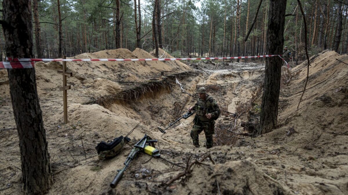 Ucrania descubre más de 400 tumbas en una fosa común en Izium tras la salida de los rusos