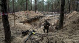 Ucrania descubre más de 400 tumbas en una fosa común en Izium tras la salida de los rusos