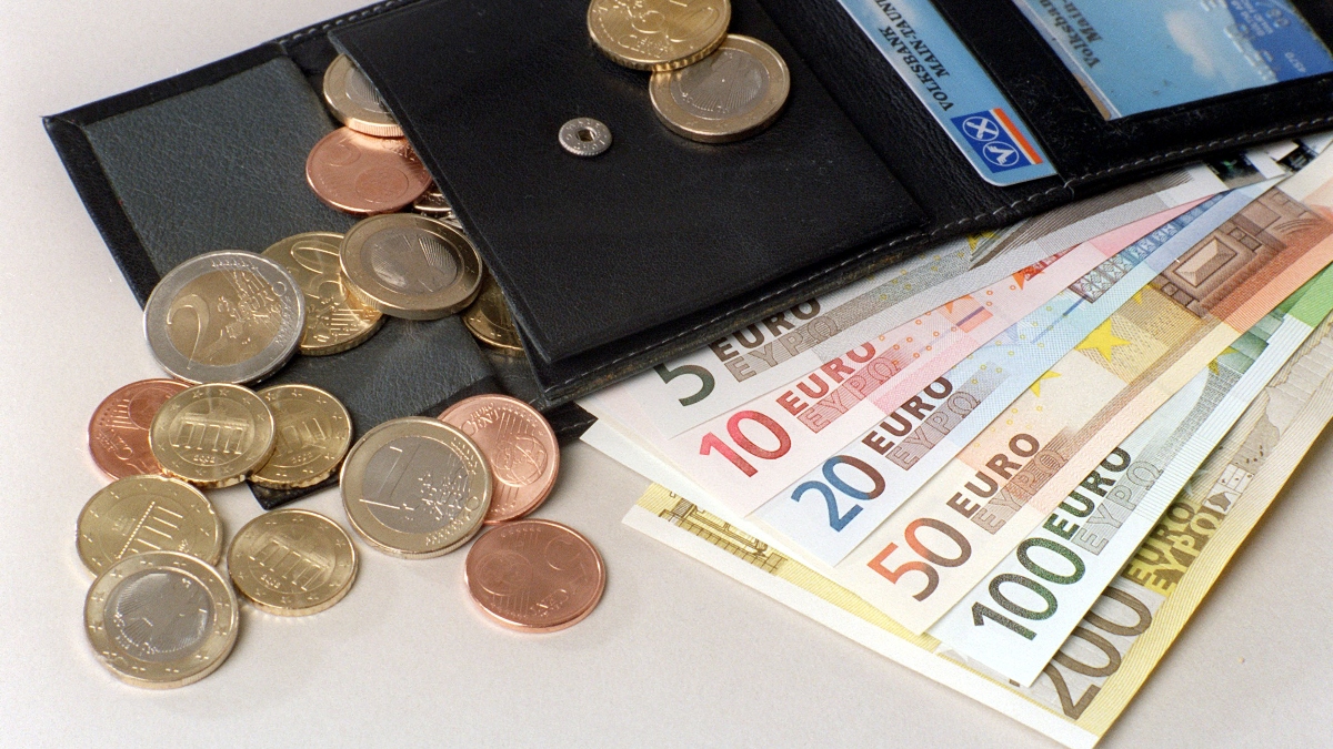Dos tercios de los españoles usan aún efectivo a diario pese al auge del pago por el móvil