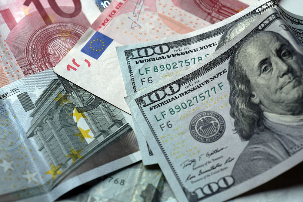 El euro cae a su mínimo respecto al dólar en los últimos 20 años