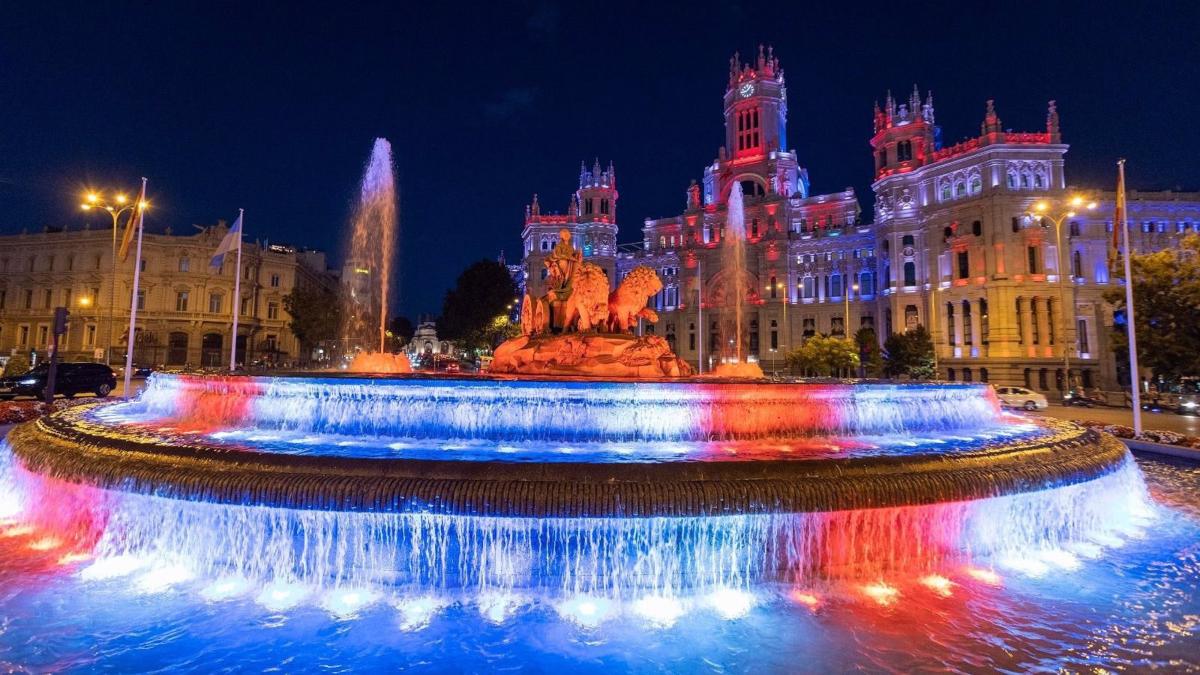 La afición del Barça se mofa del homenaje 'azulgrana' de Almeida a la reina Isabel II