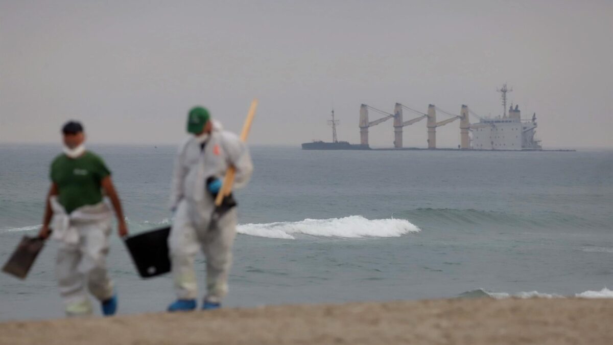 La Junta prohíbe el baño en la playa de Levante El Carmen de La Línea por el vertido del OS35