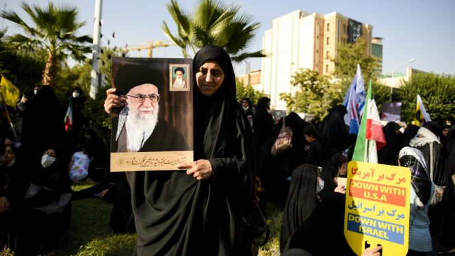 Manifestantes a favor del Gobierno salen a las calles de Irán para mostrarle su apoyo