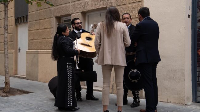 Tres mariachis se presentan ante la sede de Junts mientras está reunida su Ejecutiva