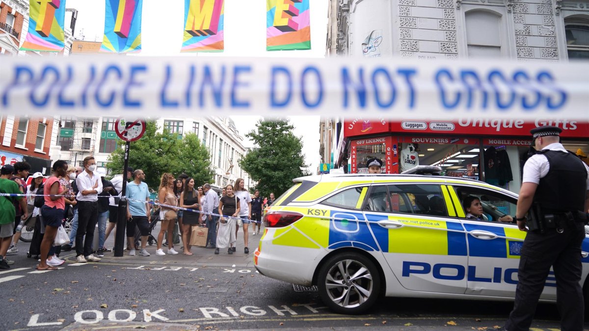 Un hombre apuñala a dos policías en el centro de Londres