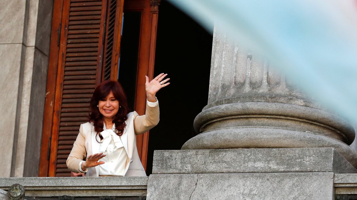 Encuentran las huellas del atacante en el arma empuñada contra Fernández de Kirchner